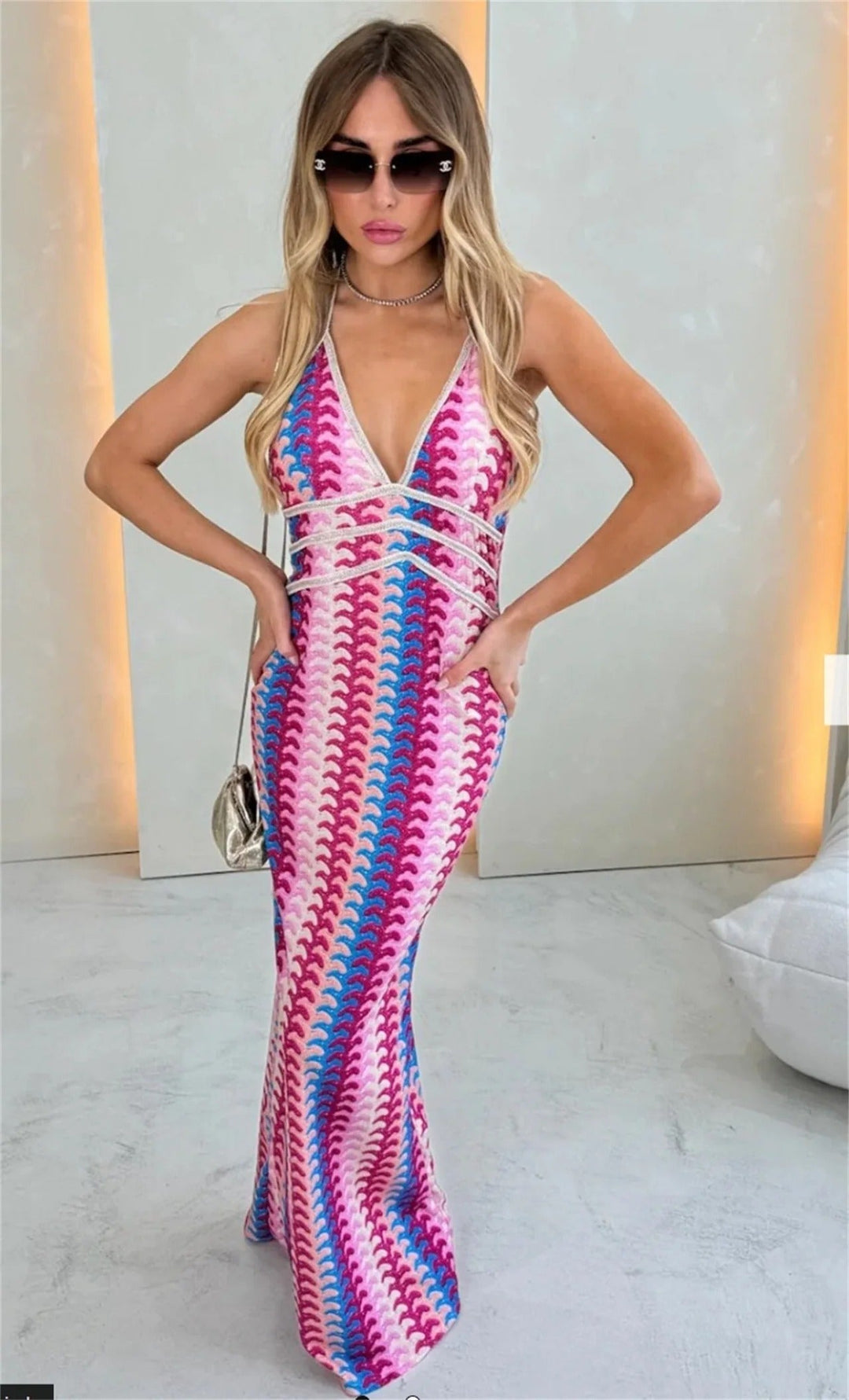 Brisa - Chic V-Neck Dress