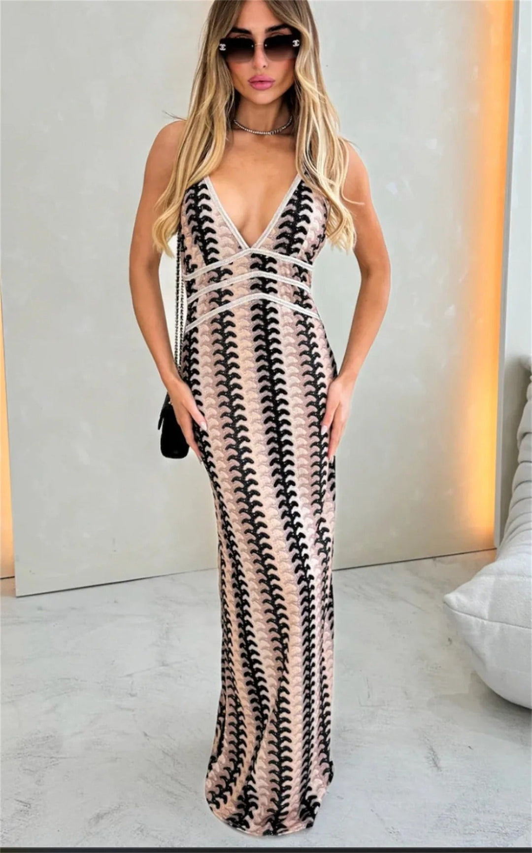 Brisa - Chic V-Neck Dress